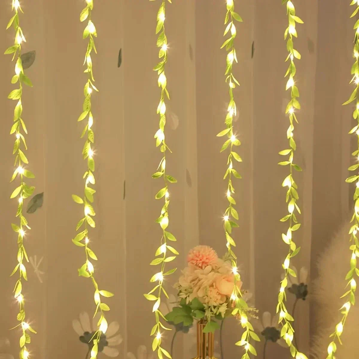 Cortina de Luzes Natalinas com Folhas – Encanto e Magia em Cada Detalhe