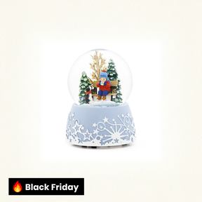 Globo de neve de inverno com chocolate quente