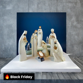 Conjunto de Presépio Robert Stanley com 7 Peças. Figuras Modernas, Alongadas e Principalmente Brancas, Pintadas à Mão.