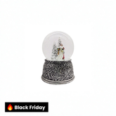 Papai Noel na neve com globo de neve de base prateada