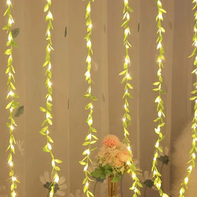 Cortina de Luzes Natalinas com Folhas – Encanto e Magia em Cada Detalhe